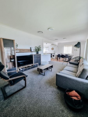 Stylish home with hot tub and ping pong table!, Singleton